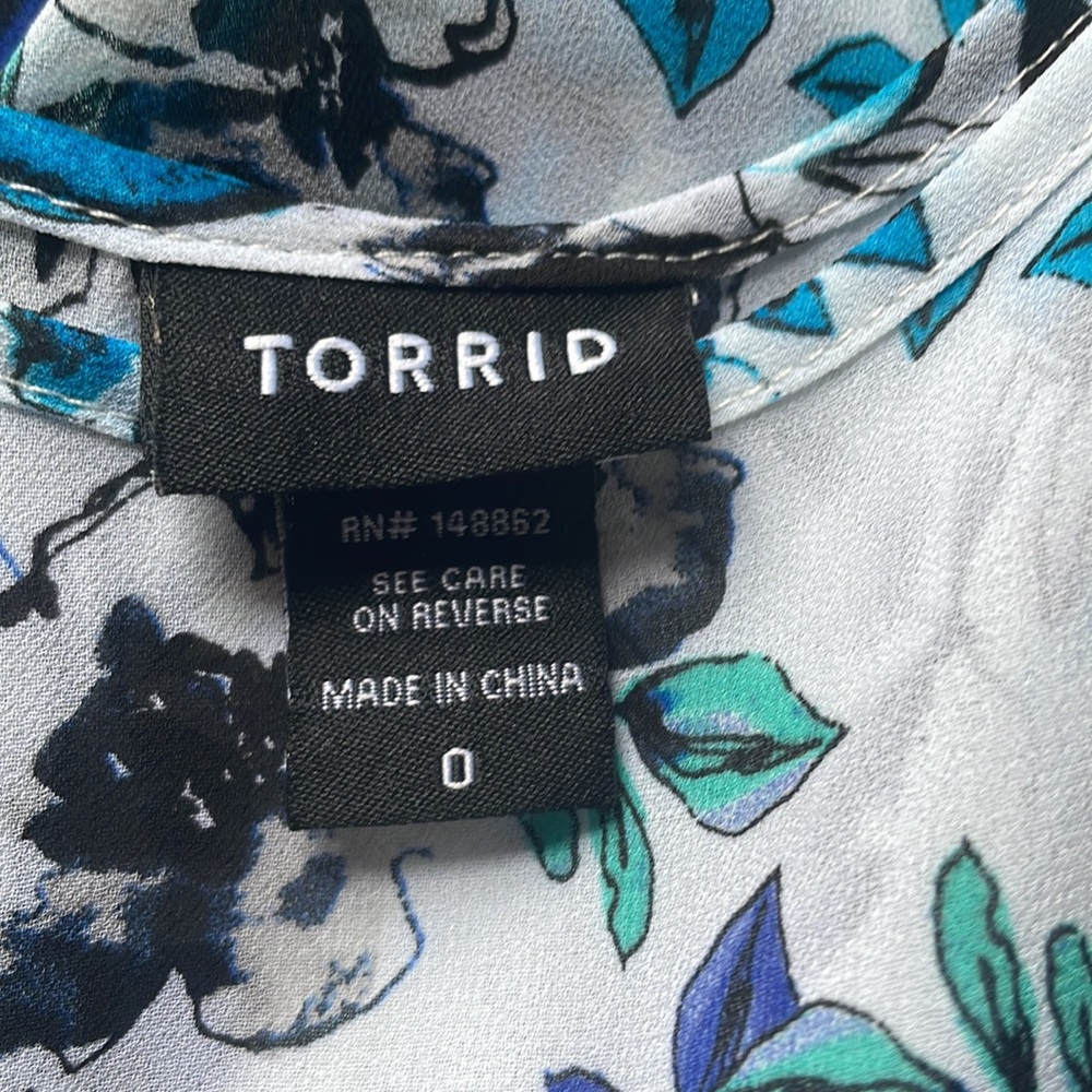 Torrid size 0 blue/white floral print blouse. - Picture 2 of 4